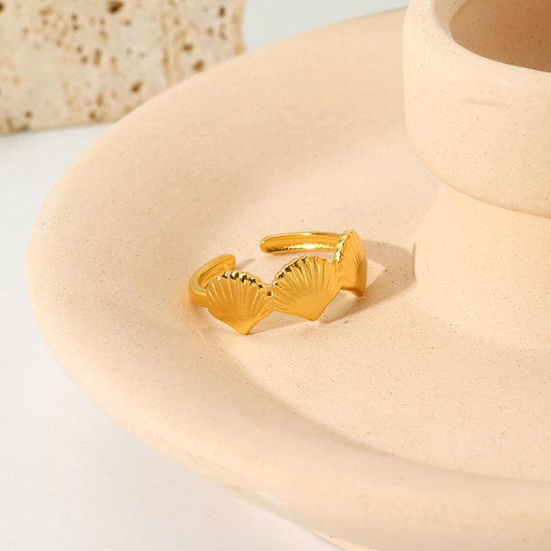 18K Gold Scallop Open Ring